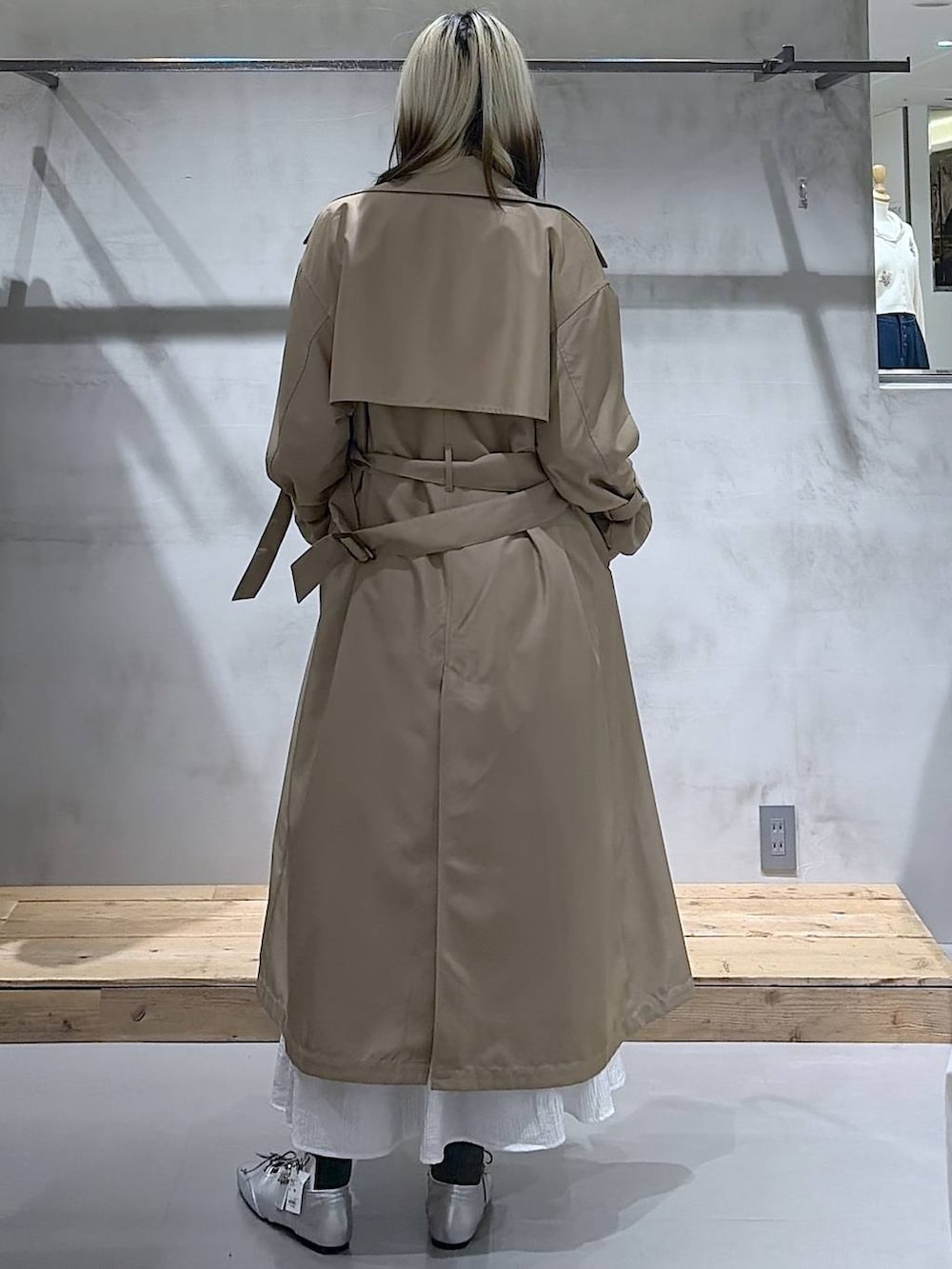 ベージュ系のトレンチコート、ホワイト系のボストンバッグ、シルバー系のスニーカーを着用したレディースの春コーディネートの10枚目の写真