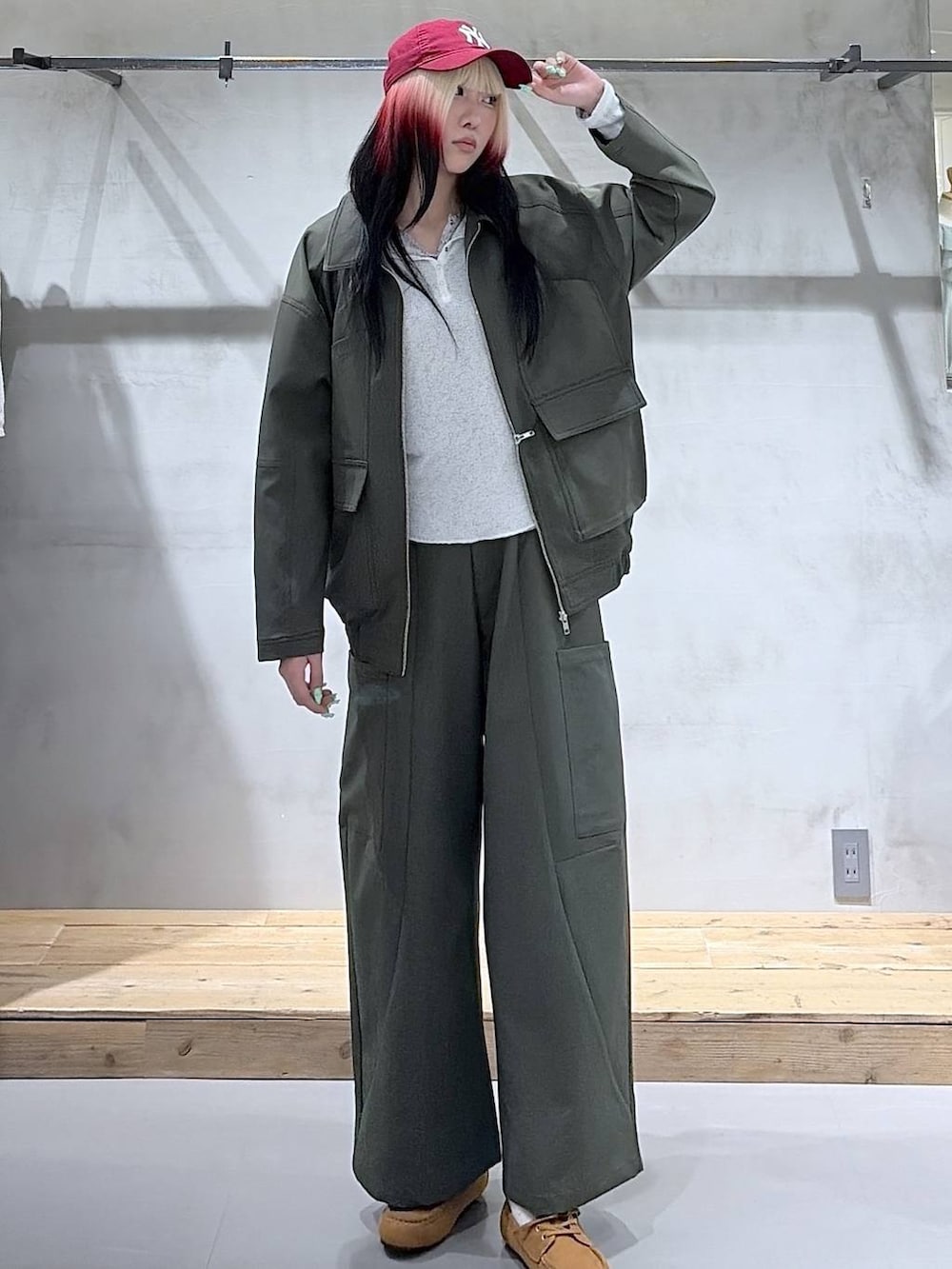 グレー系のTシャツ/カットソー、ホワイト系のTシャツ/カットソー、グリーン系のカーゴパンツを着用したレディースの春コーディネートの3枚目の写真
