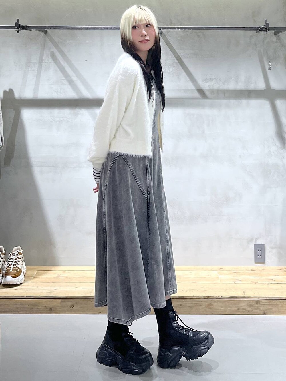 ブラック系のブーツ、ホワイト系のニット/セーター、ホワイト系のニット/セーターを着用したレディースの冬コーディネートの2枚目の写真