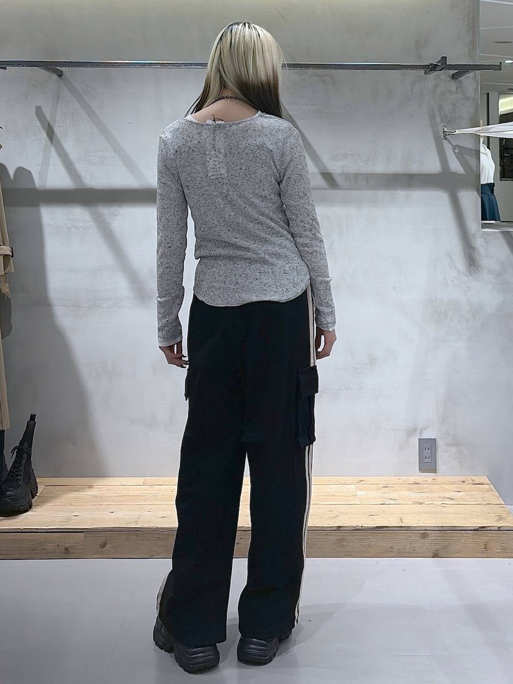 ブラック系のスニーカー、ブラック系のスウェットパンツ、グレー系のTシャツ/カットソーを着用したレディースの冬コーディネートの8枚目の写真