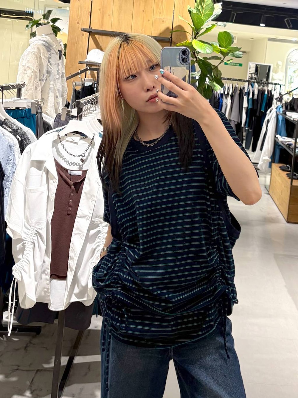 ブルー系のTシャツ/カットソー、ブルー系のデニムパンツを着用したレディースの夏コーディネートの2枚目の写真