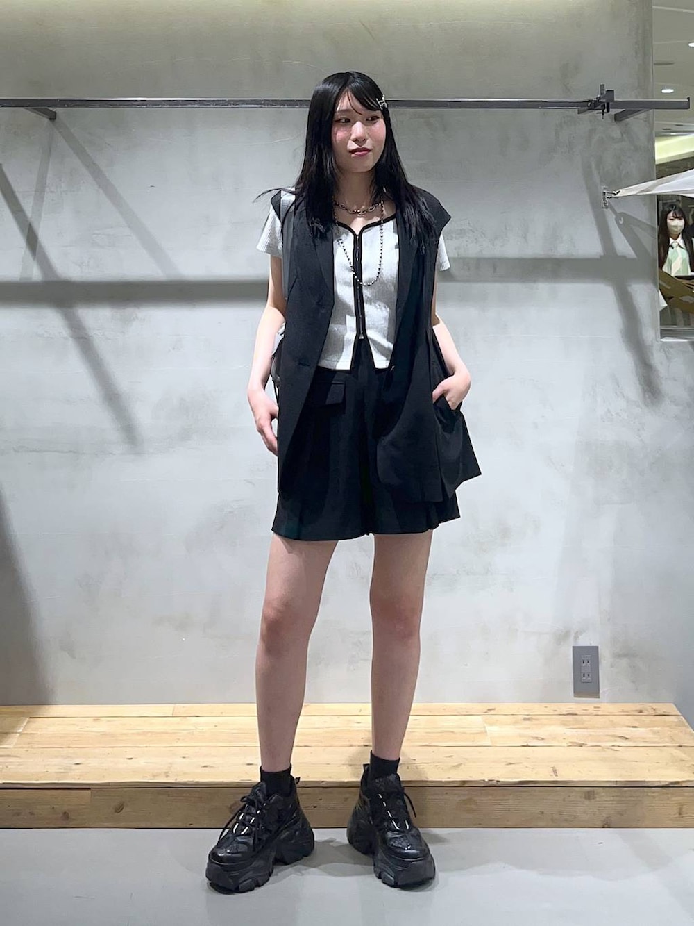「高身長、モード、着痩せ・細見え、PAGEBOY、骨格ウェーブ_PAGEBOY、ブルベ冬_PAGEBOY、セットアップ、モノトーン、きれいめ、きれいめカジュアル、大人カジュアル、ガーリー、ショートパンツ、ベスト、ブラックコーデ」｜「PAGEBOYのプラットチャンキースニーカー（スニーカー、ブラック系）」を使った、あちさん（レディース・168cm）の夏コーディネートの2枚目の写真