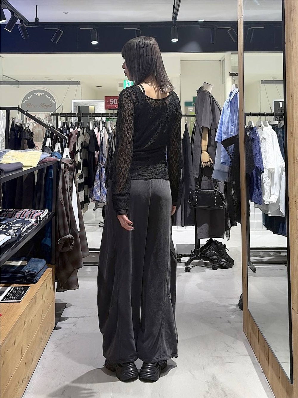 ブラック系のスウェットパンツ、ブラック系のシャツ/ブラウス、ブラック系のサンダルを着用したレディースの秋コーディネートの9枚目の写真
