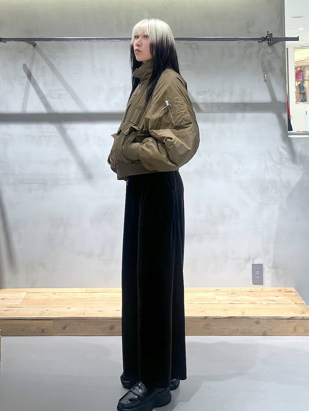 ブラック系のローファー、ブラウン系のその他パンツ、グリーン系のブルゾンを着用したレディースの秋コーディネートの4枚目の写真