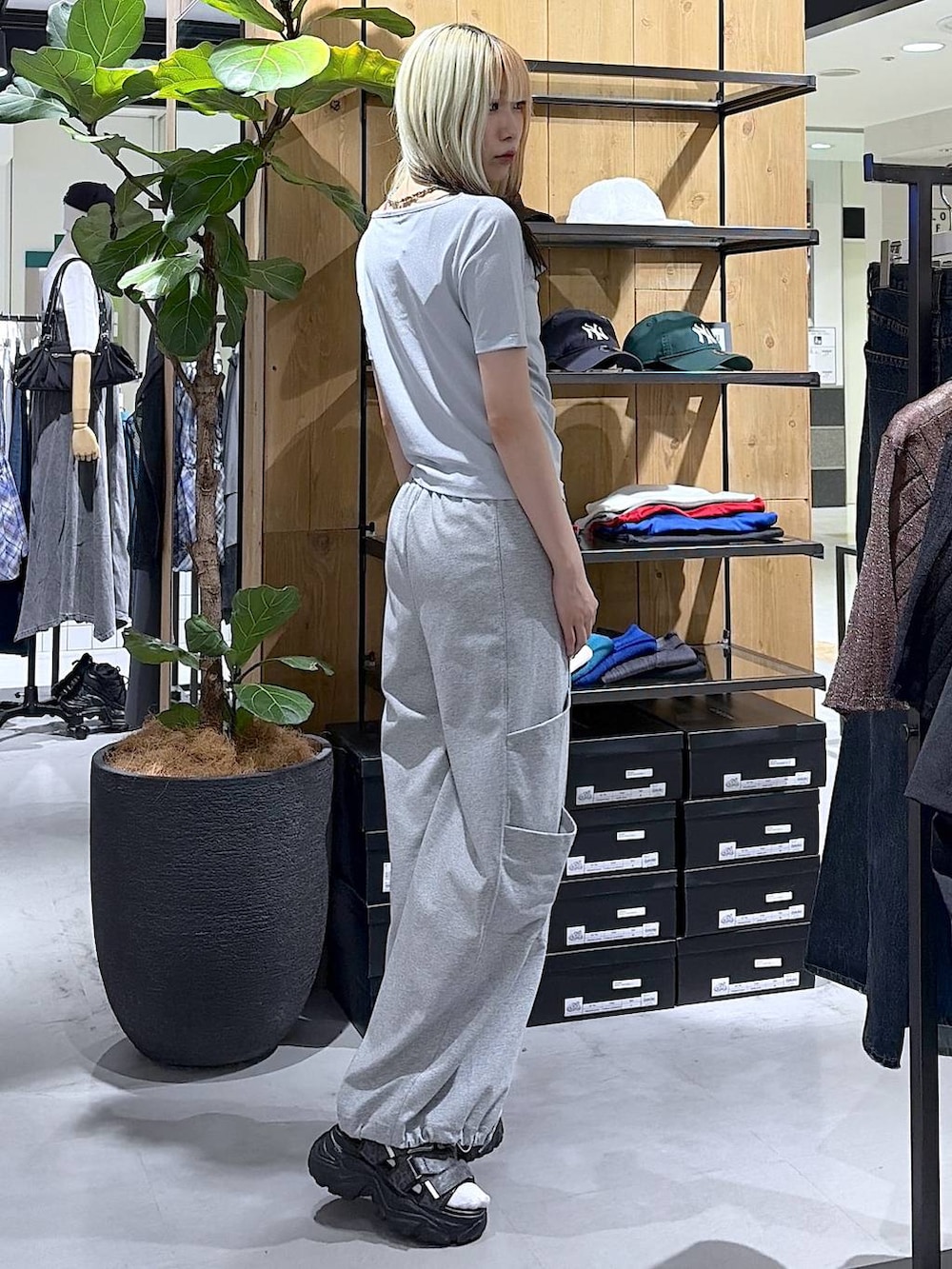 グレー系のサンダル、ブルー系のTシャツ/カットソー、グレー系のスウェットパンツを着用したレディースの夏コーディネートの4枚目の写真