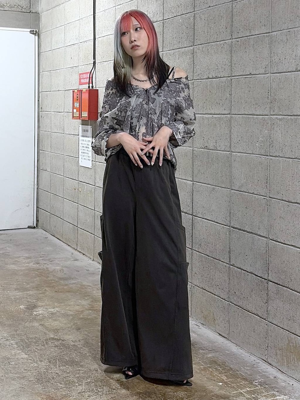ブラック系のサンダル、グレー系のシャツ/ブラウス、ブラック系のベルトを着用したレディースの夏コーディネートの2枚目の写真