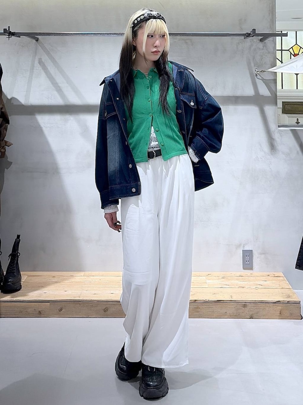 ブラック系のスニーカー、ブルー系のブルゾン、ホワイト系のTシャツ/カットソーを着用したレディースの春コーディネートの10枚目の写真