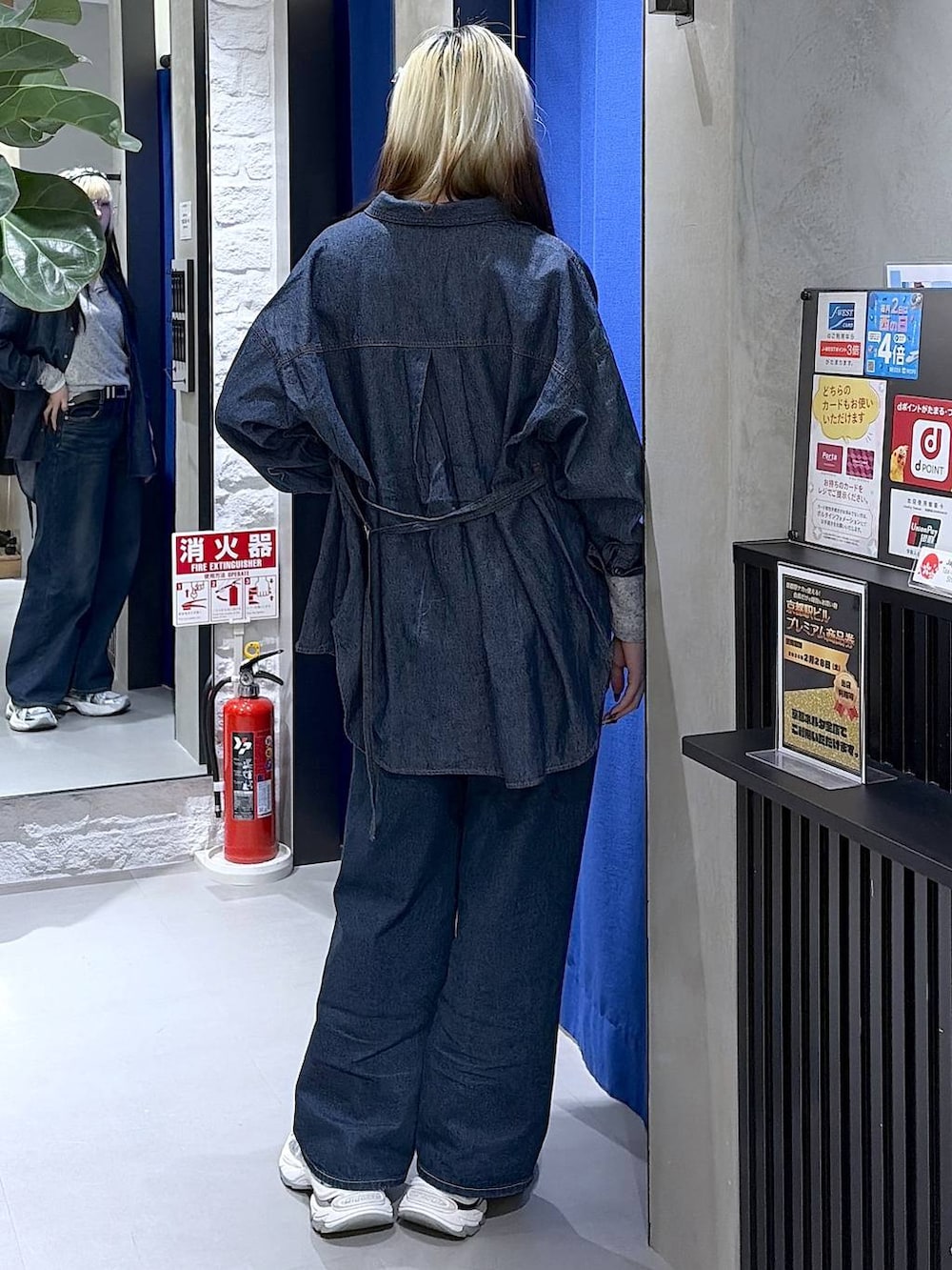ブルー系のデニムパンツ、ブルー系のシャツ/ブラウス、グレー系のTシャツ/カットソーを着用したレディースの夏コーディネートの10枚目の写真