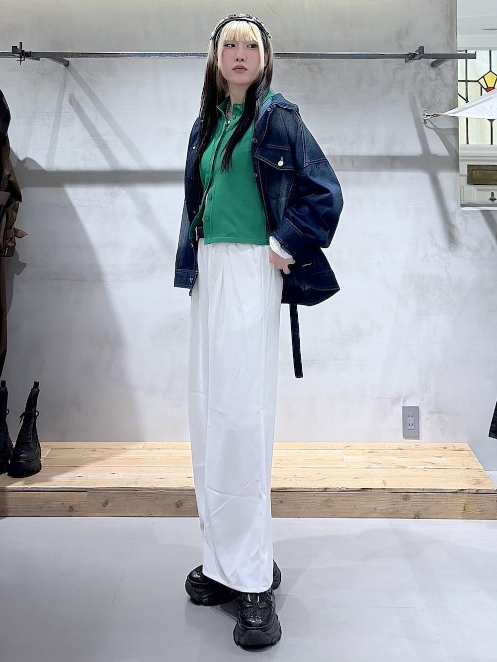 ブラック系のスニーカー、ブルー系のブルゾン、ホワイト系のTシャツ/カットソーを着用したレディースの春コーディネートの7枚目の写真