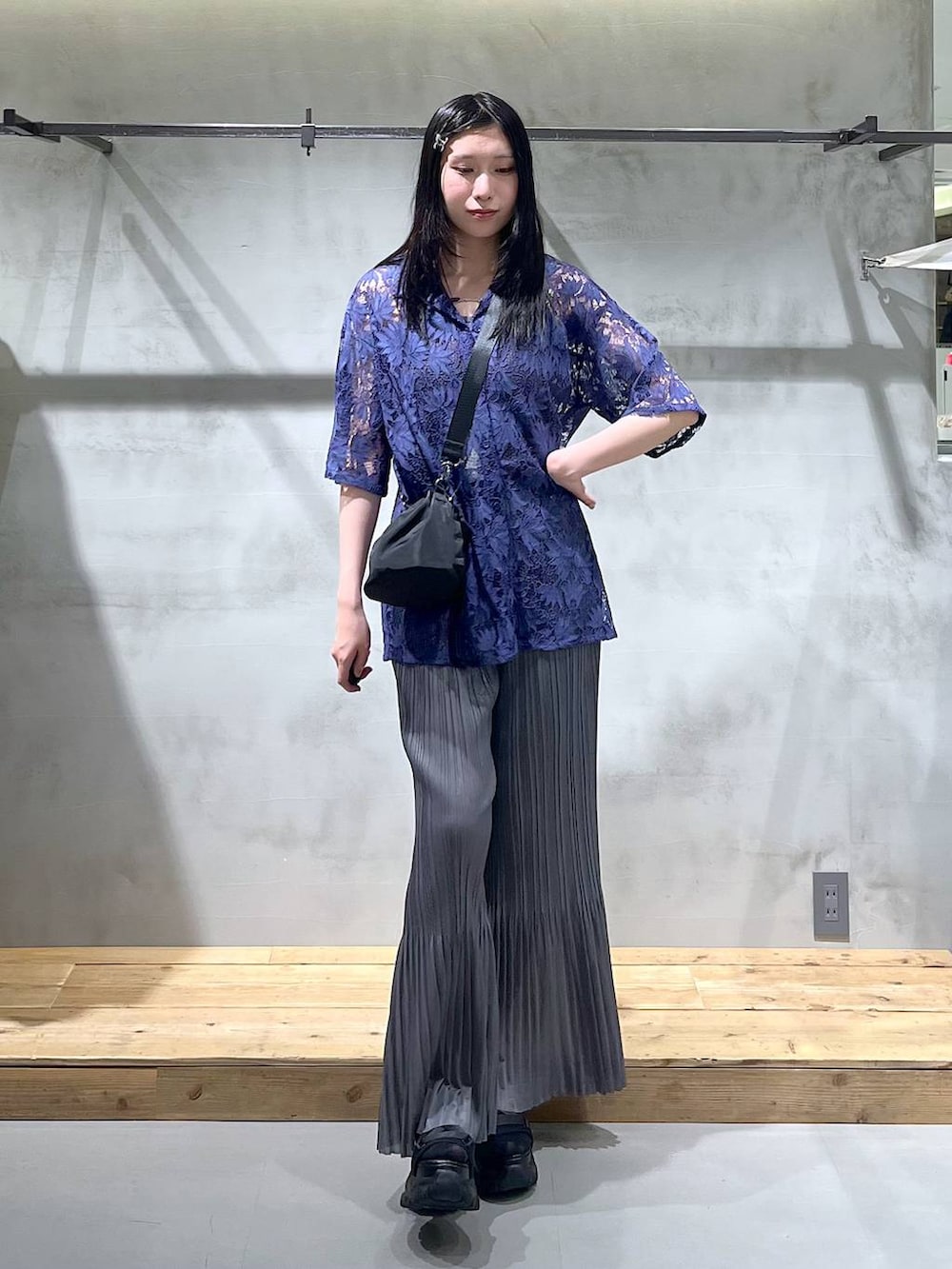 「高身長、モード、着痩せ・細見え、PAGEBOY、骨格ウェーブ_PAGEBOY、ブルベ冬_PAGEBOY、きれいめ、きれいめカジュアル、大人カジュアル、シャツ、シャツスタイル、柄シャツ、ショルダーバッグ、シンプルコーデ、お出かけコーデ」｜「PAGEBOYのダッドコンビスポサン（サンダル、ブラック系）」を使った、あちさん（レディース・168cm）の春コーディネートの2枚目の写真