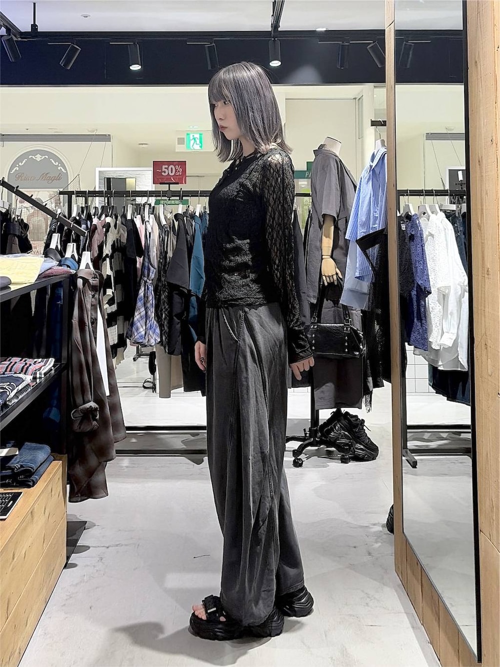 ブラック系のスウェットパンツ、ブラック系のシャツ/ブラウス、ブラック系のサンダルを着用したレディースの秋コーディネートの8枚目の写真