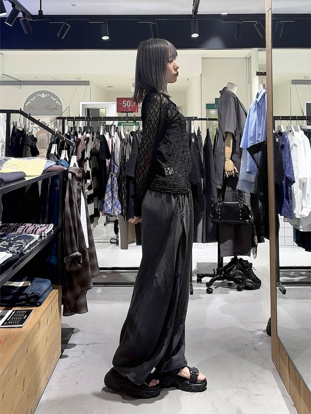 ブラック系のスウェットパンツ、ブラック系のシャツ/ブラウス、ブラック系のサンダルを着用したレディースの秋コーディネートの2枚目の写真