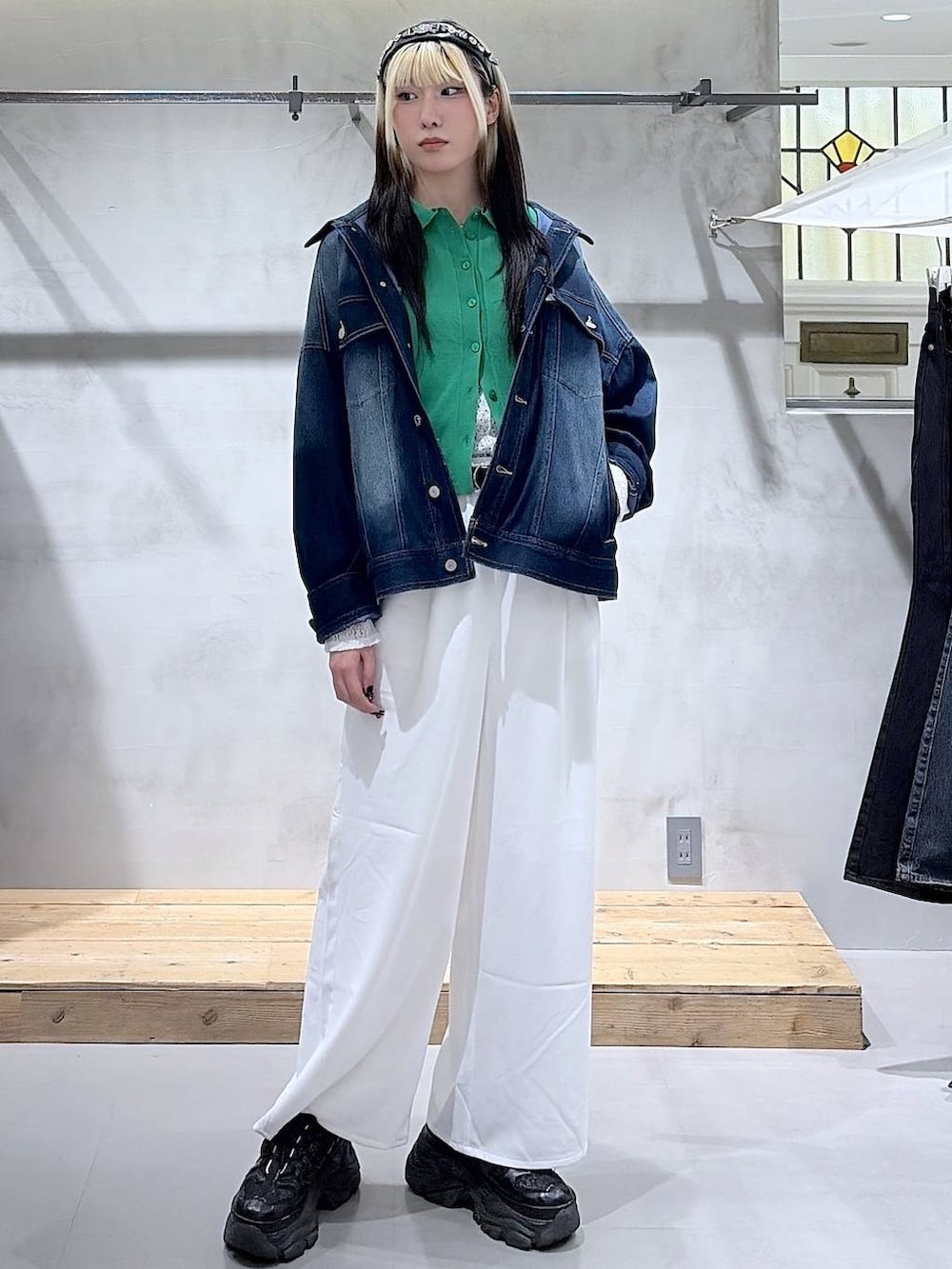 ブラック系のスニーカー、ブルー系のブルゾン、ホワイト系のTシャツ/カットソーを着用したレディースの春コーディネートの9枚目の写真