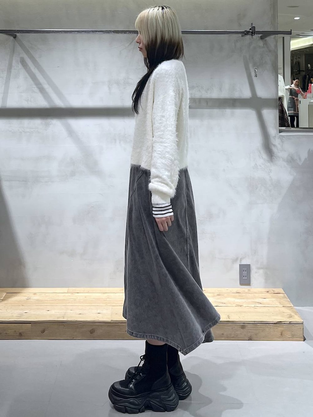 ブラック系のブーツ、ホワイト系のニット/セーター、ホワイト系のニット/セーターを着用したレディースの冬コーディネートの4枚目の写真