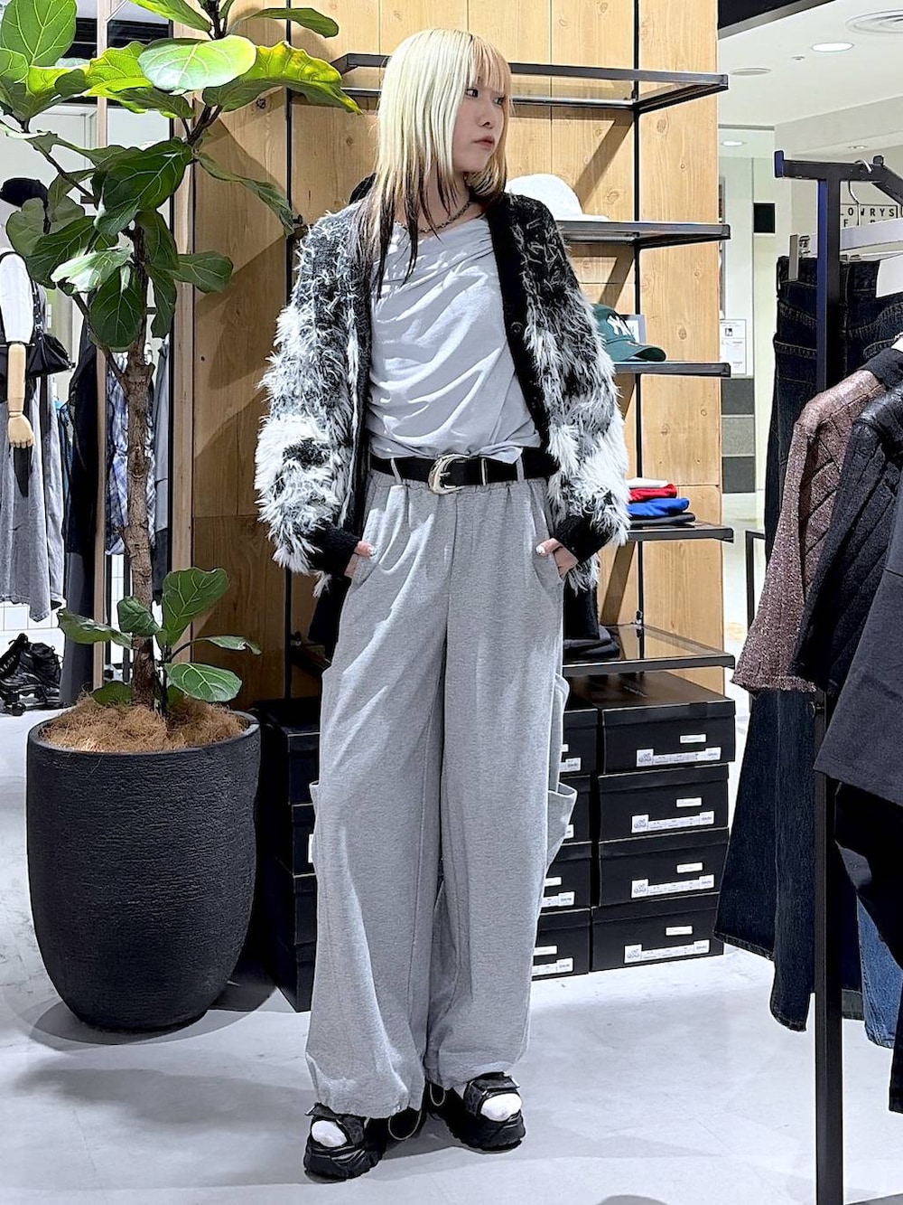 ブラック系のカーディガン/ボレロ、グレー系のサンダル、ブルー系のTシャツ/カットソーを着用したレディースの夏コーディネートの7枚目の写真