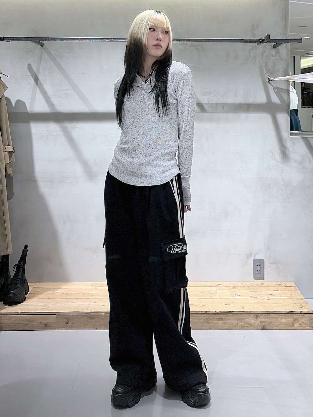 ブラック系のスニーカー、ブラック系のスウェットパンツ、グレー系のTシャツ/カットソーを着用したレディースの冬コーディネートの4枚目の写真