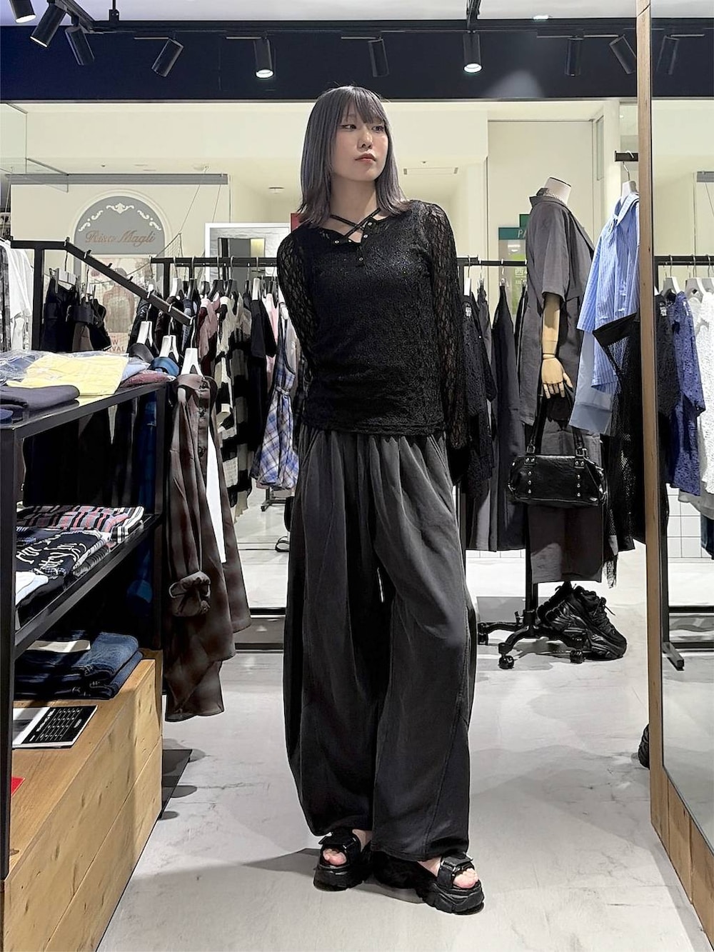 ブラック系のスウェットパンツ、ブラック系のシャツ/ブラウス、ブラック系のサンダルを着用したレディースの秋コーディネートの4枚目の写真