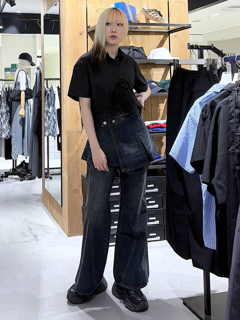 ブラック系のスニーカー、ブルー系のデニムパンツ、ブラック系のシャツ/ブラウスを着用したレディースの夏コーディネートの6枚目の写真
