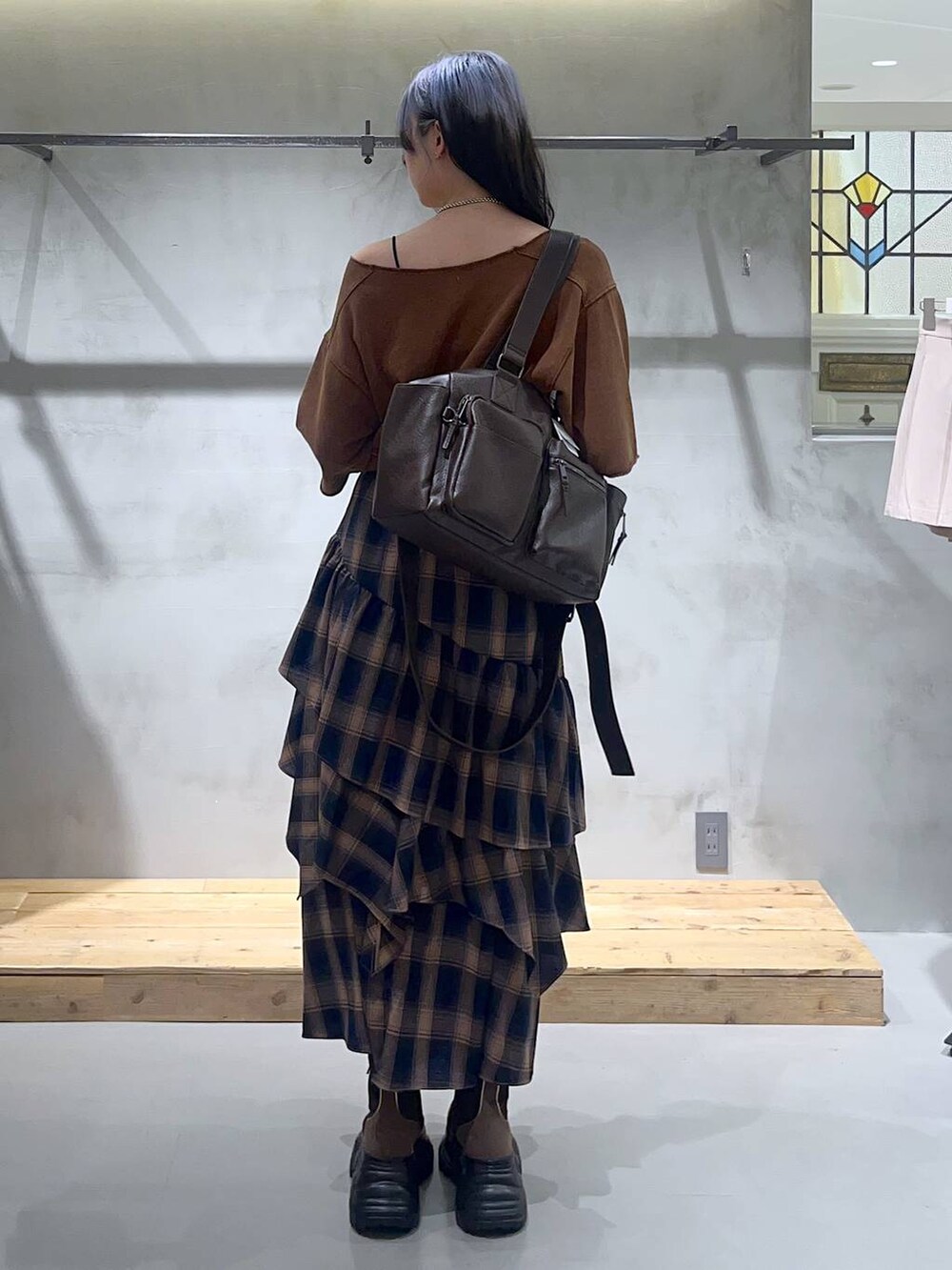 ブラウン系のブーツ、ブラウン系のボストンバッグ、ブラウン系のTシャツ/カットソーを着用したレディースの夏コーディネートの5枚目の写真