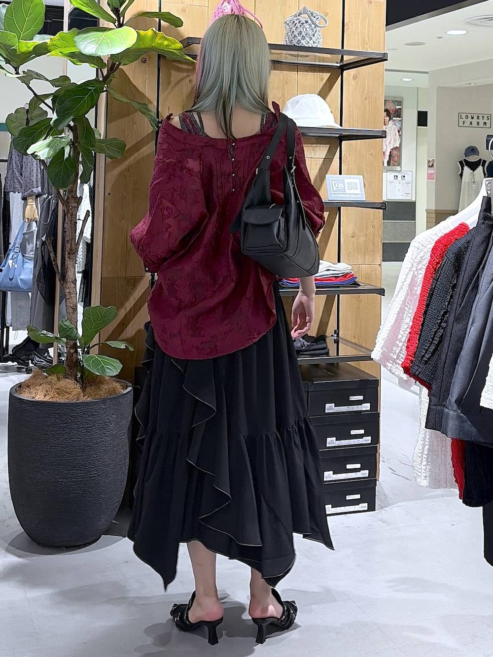 ブラック系のスカート、ブラック系のサンダル、ブラック系のハンドバッグを着用したレディースの夏コーディネートの8枚目の写真