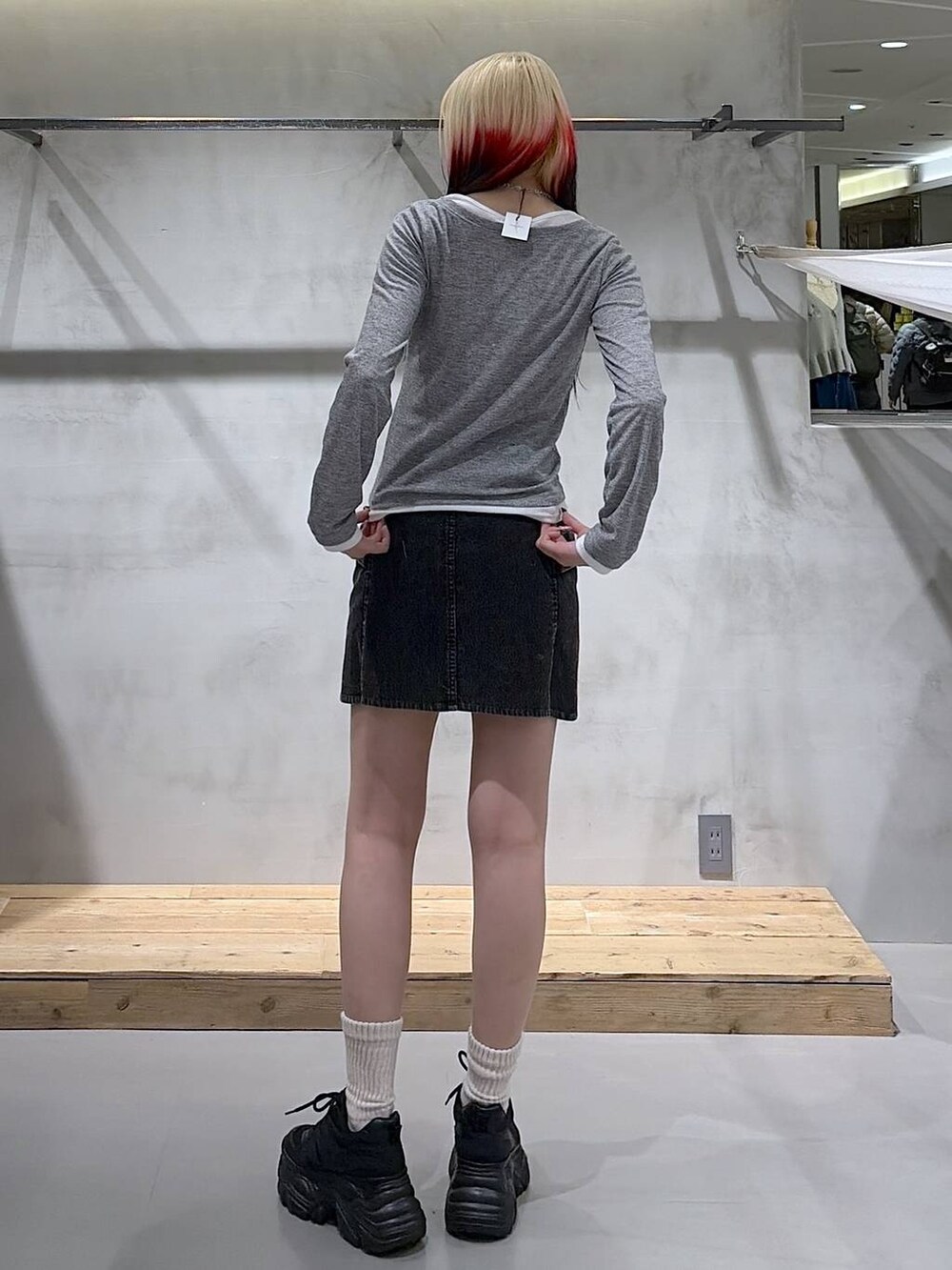 ブラック系のスニーカー、グレー系のTシャツ/カットソー、ブラック系のスカートを着用したレディースの春コーディネートの6枚目の写真