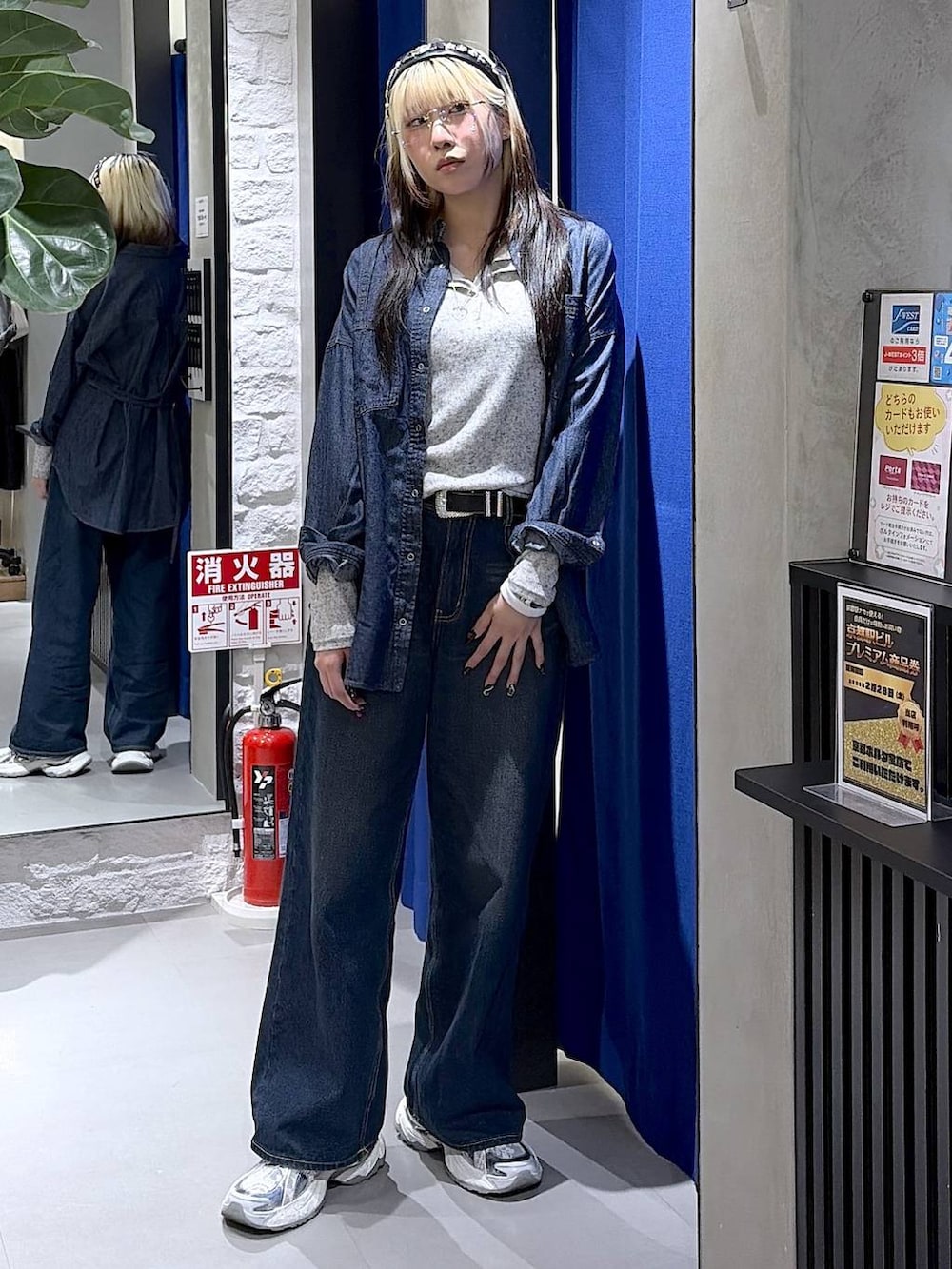ブルー系のデニムパンツ、ブルー系のシャツ/ブラウス、グレー系のTシャツ/カットソーを着用したレディースの夏コーディネートの3枚目の写真