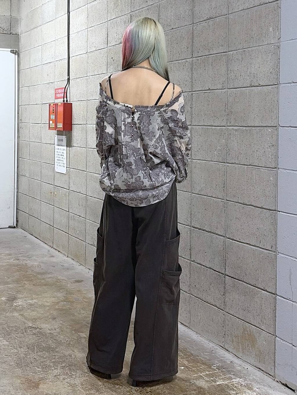 ブラック系のサンダル、グレー系のシャツ/ブラウス、ブラック系のベルトを着用したレディースの夏コーディネートの5枚目の写真