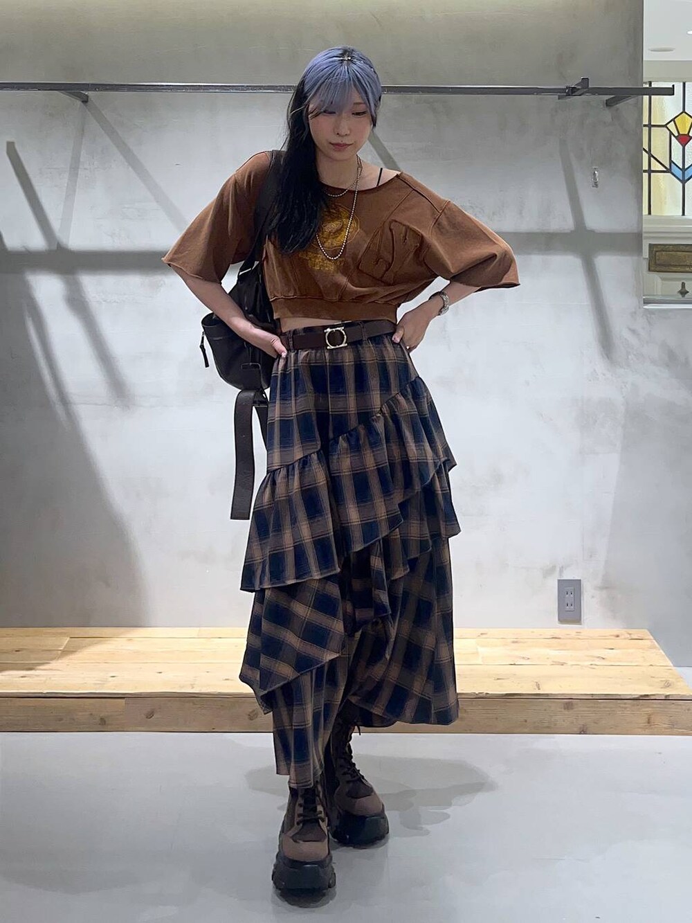 ブラウン系のブーツ、ブラウン系のボストンバッグ、ブラウン系のTシャツ/カットソーを着用したレディースの夏コーディネートの3枚目の写真