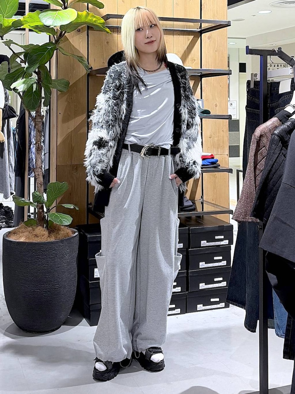 ブラック系のカーディガン/ボレロ、グレー系のサンダル、ブルー系のTシャツ/カットソーを着用したレディースの夏コーディネートの9枚目の写真