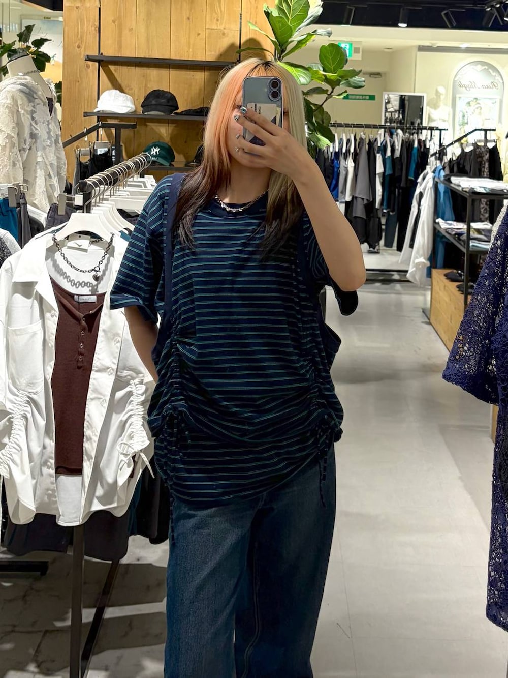ブルー系のTシャツ/カットソー、ブルー系のデニムパンツを着用したレディースの夏コーディネートの7枚目の写真