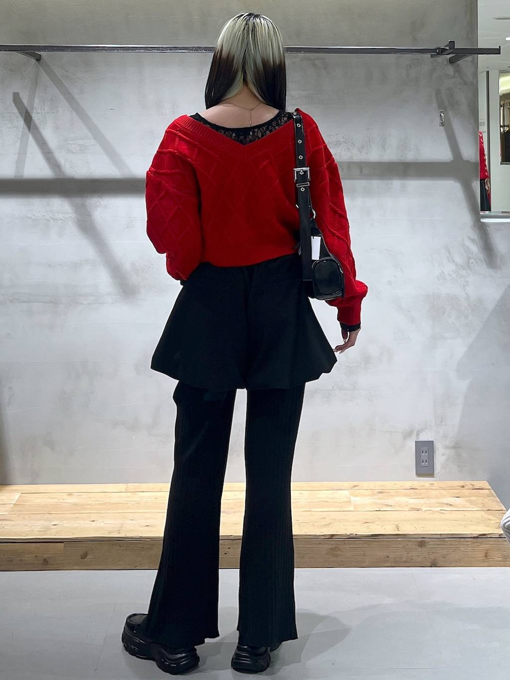 ブラック系のTシャツ/カットソー、ブラック系のショルダーバッグ、ブラック系のその他パンツを着用したレディースの秋コーディネートの4枚目の写真