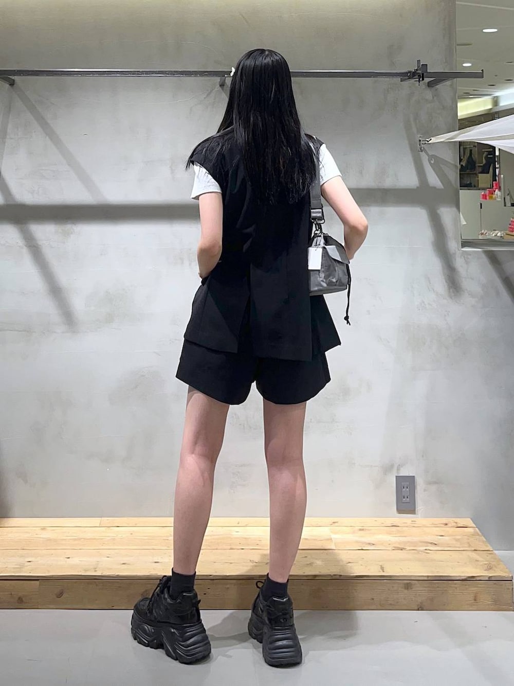 「高身長、モード、着痩せ・細見え、PAGEBOY、骨格ウェーブ_PAGEBOY、ブルベ冬_PAGEBOY、セットアップ、モノトーン、きれいめ、きれいめカジュアル、大人カジュアル、ガーリー、ショートパンツ、ベスト、ブラックコーデ」｜「PAGEBOYのプラットチャンキースニーカー（スニーカー、ブラック系）」を使った、あちさん（レディース・168cm）の夏コーディネートの3枚目の写真