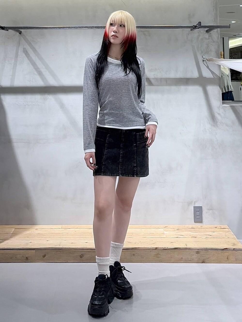 ブラック系のスニーカー、グレー系のTシャツ/カットソー、ブラック系のスカートを着用したレディースの春コーディネートの4枚目の写真