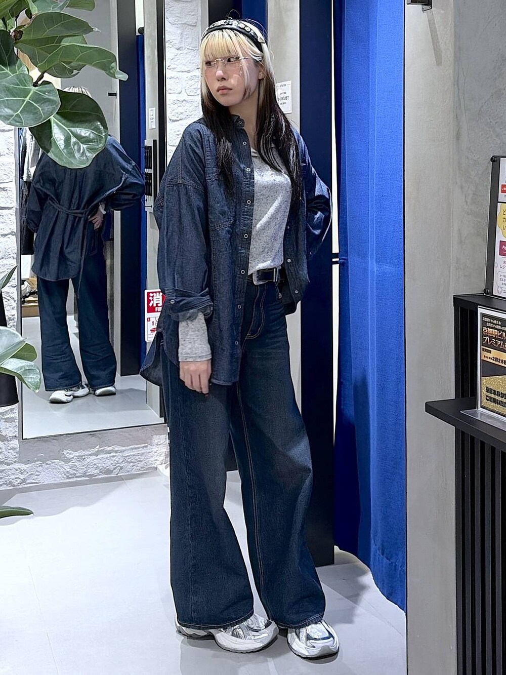 ブルー系のデニムパンツ、ブルー系のシャツ/ブラウス、グレー系のTシャツ/カットソーを着用したレディースの夏コーディネートの6枚目の写真