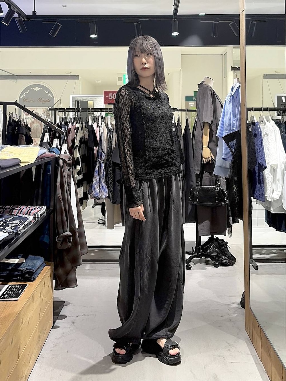 ブラック系のスウェットパンツ、ブラック系のシャツ/ブラウス、ブラック系のサンダルを着用したレディースの秋コーディネートの7枚目の写真