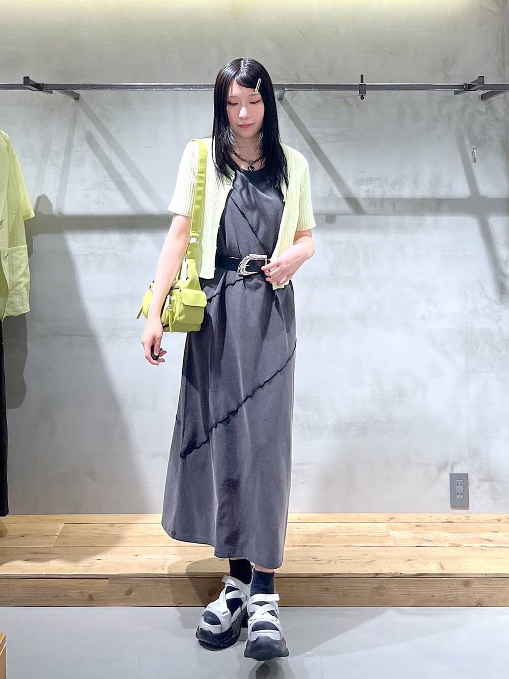 「高身長、モード、着痩せ・細見え、PAGEBOY、骨格ウェーブ_PAGEBOY、ブルベ冬_PAGEBOY、ワンピース、差し色コーデ、きれいめ、きれいめカジュアル、大人カジュアル、体型カバー」|「PAGEBOYのダッドコンビスポサン(サンダル、グレー系)」を使った、あちさん(レディース・168cm)の夏コーディネートの2枚目の写真