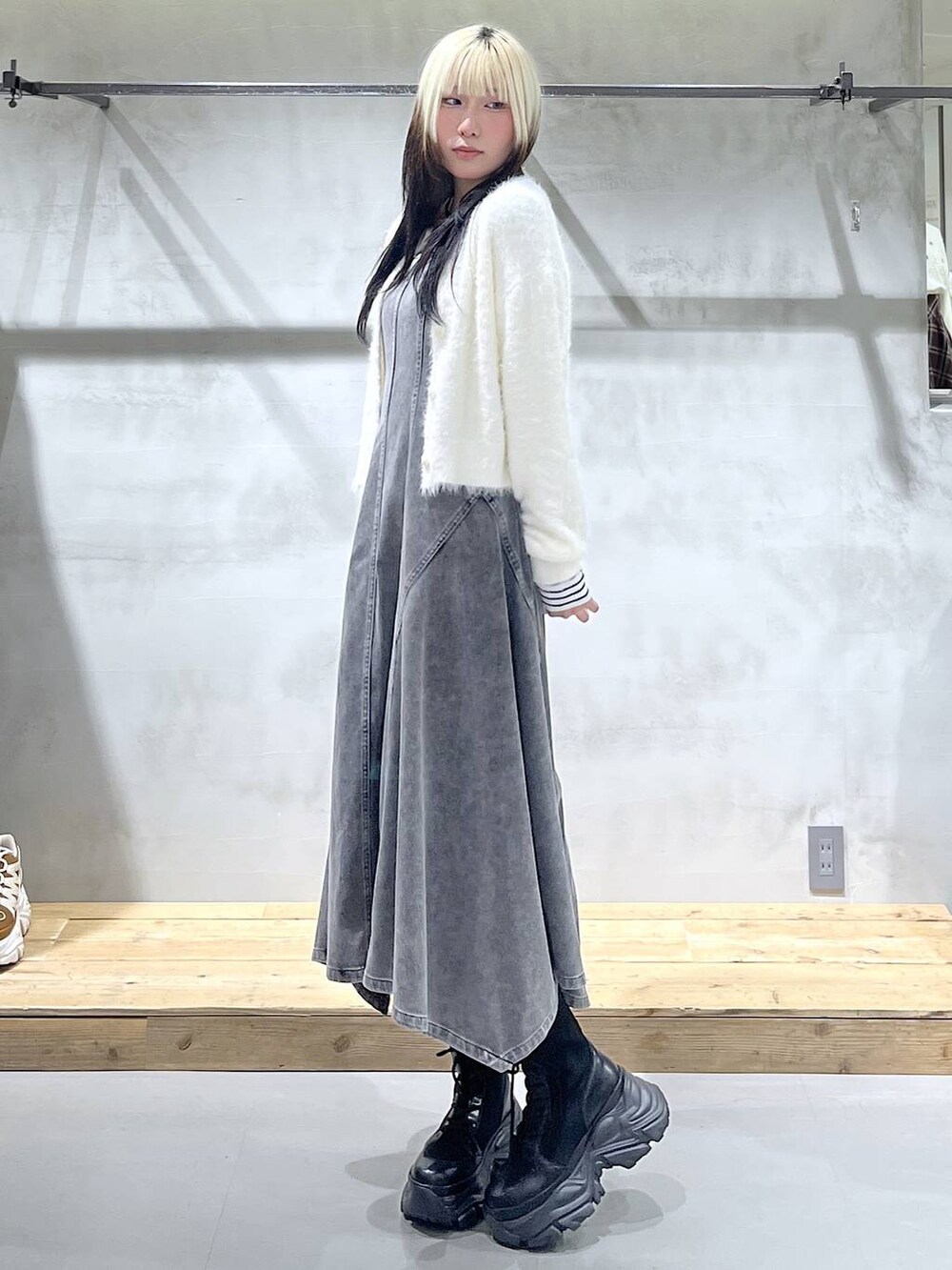 ブラック系のブーツ、ホワイト系のニット/セーター、ホワイト系のニット/セーターを着用したレディースの冬コーディネートの3枚目の写真