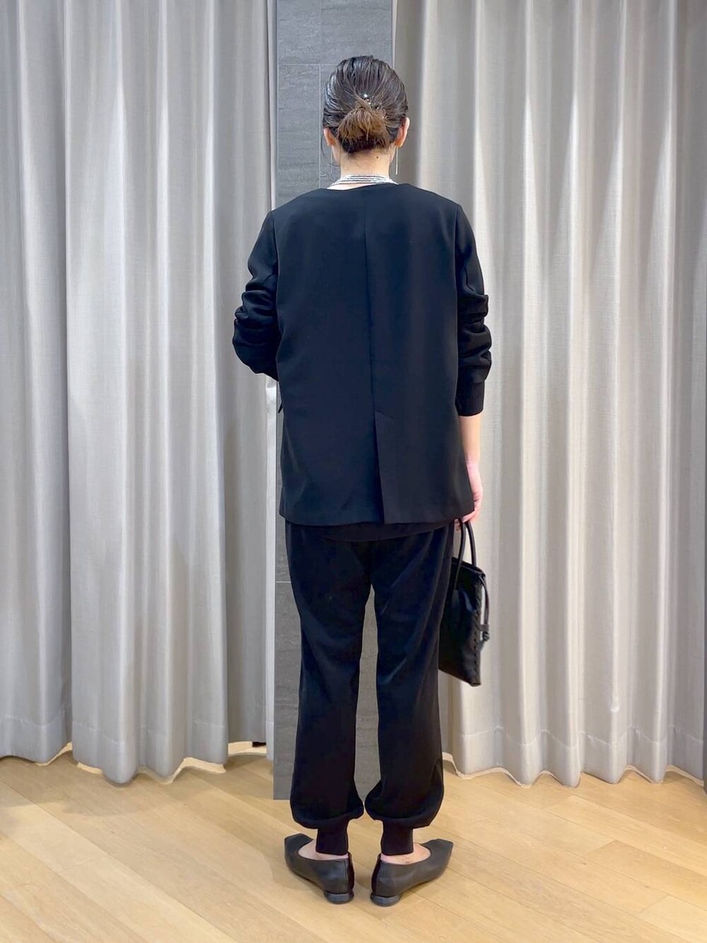 ブラック系のパンプス、ブラック系のショルダーバッグ、ブラック系のその他パンツを着用したレディースの冬コーディネートの5枚目の写真