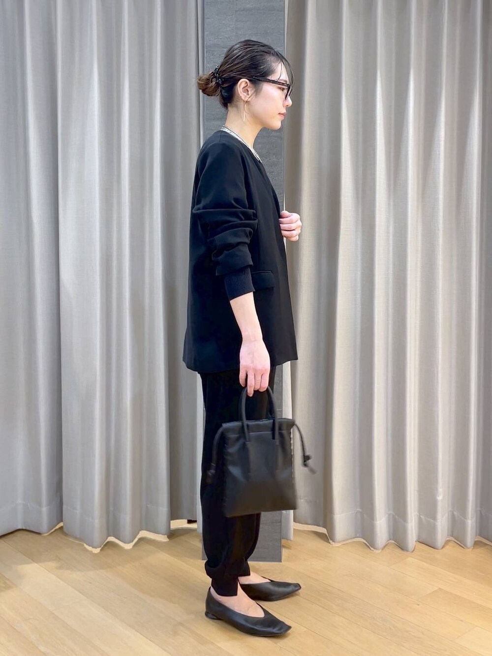 ブラック系のパンプス、ブラック系のショルダーバッグ、ブラック系のその他パンツを着用したレディースの冬コーディネートの4枚目の写真