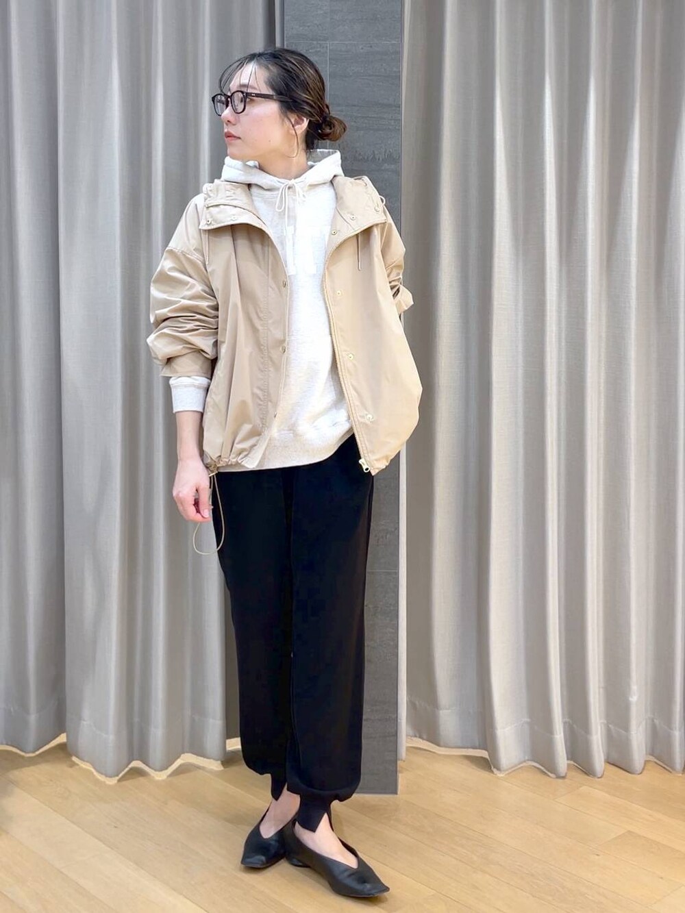 ブラック系のパンプス、ブラック系のその他パンツ、ベージュ系のパーカーを着用したレディースの冬コーディネートの2枚目の写真