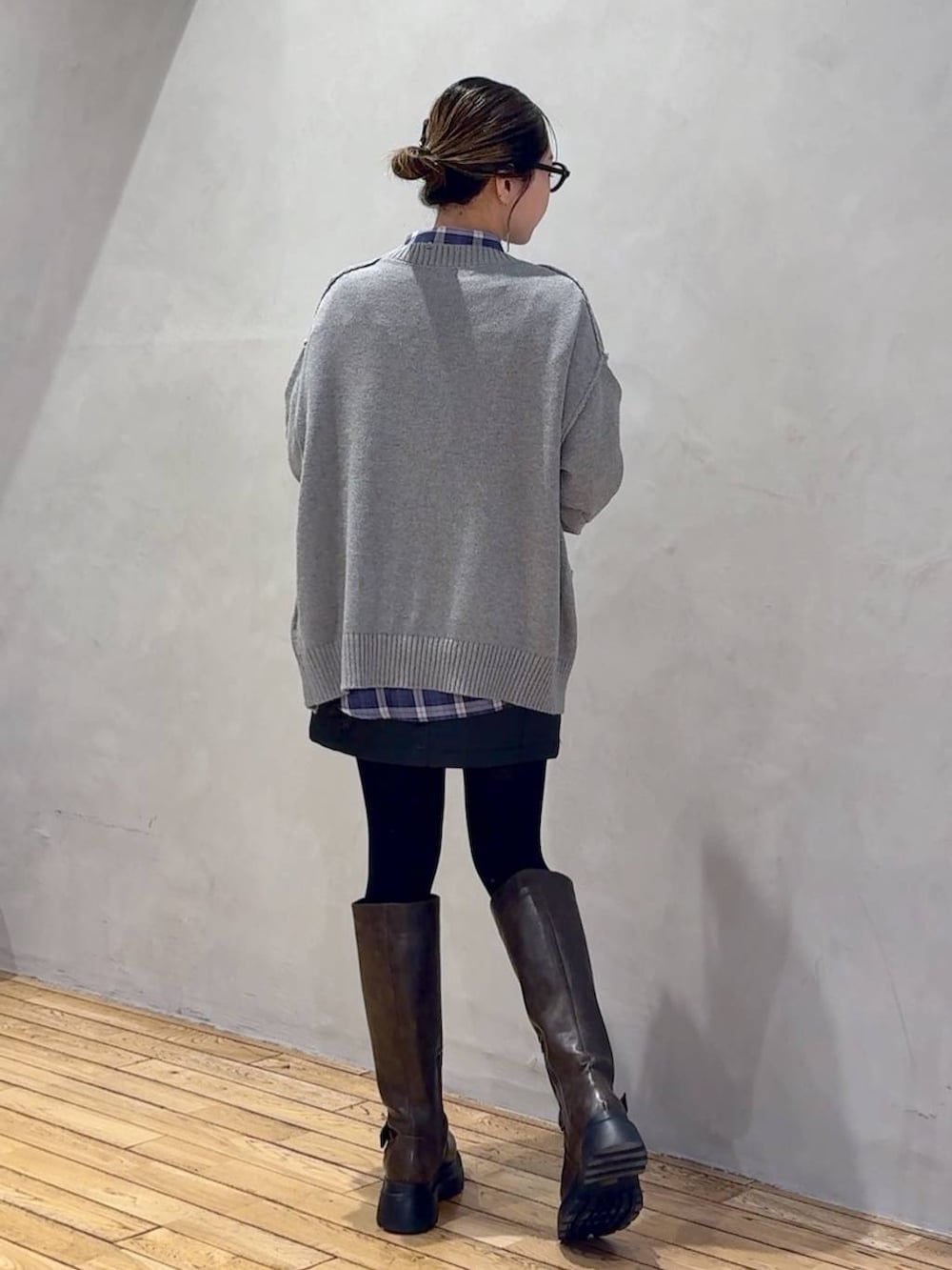 ブルー系のシャツ/ブラウス、ブラック系のスカート、グレー系のカーディガン/ボレロを着用したレディースの秋コーディネートの4枚目の写真
