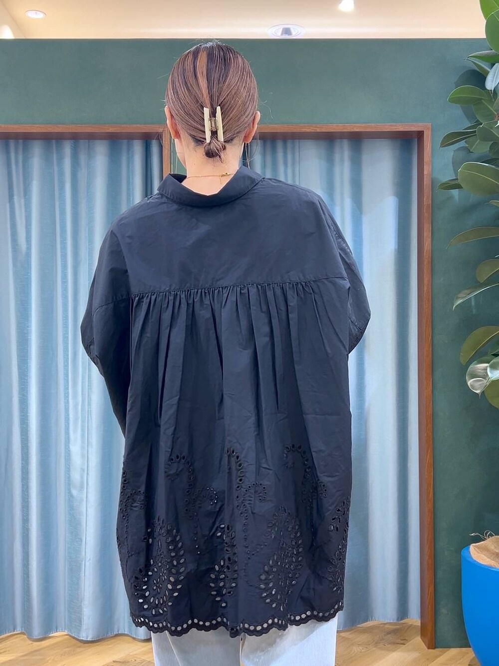 「着痩せ・細見え、ベーシック/シンプル、ワントーン、ママコーデ、BARNYARDSTORM、デニムパンツ、ブラウス」|「BARNYARDSTORMのBARNYARDSTORM / ドロストワイドカットデニム【WEB限定サイズ】【『ネルソンさん』YouTubeご紹介アイテム】(デニムパンツ、ブルー系)」を使った、bychiiiiiidaさん(レディース・161cm)の夏コーディネートの9枚目の写真