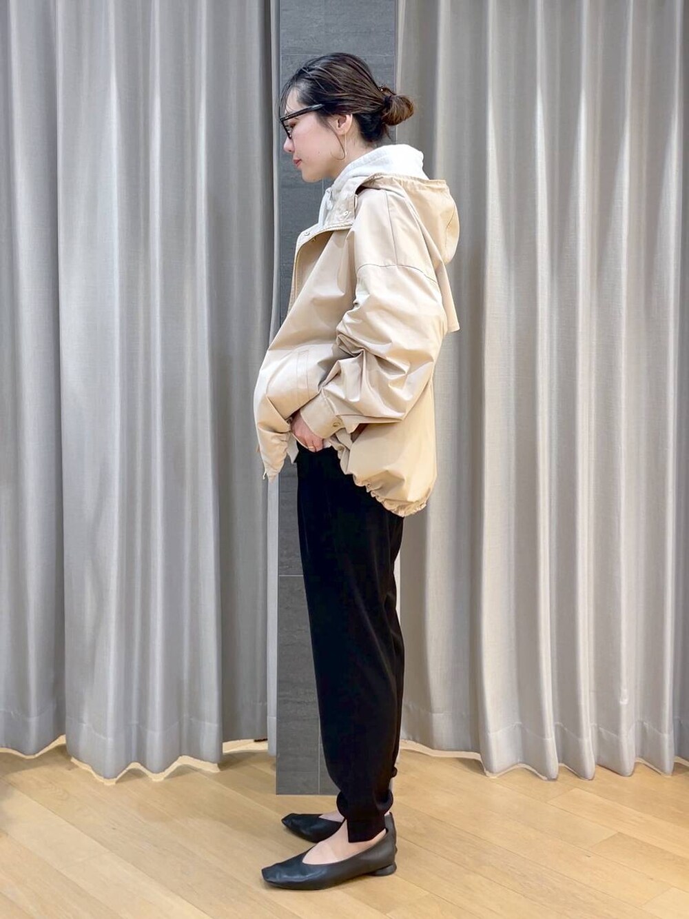 ブラック系のパンプス、ブラック系のその他パンツ、ベージュ系のパーカーを着用したレディースの冬コーディネートの3枚目の写真