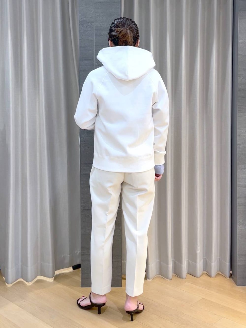 ブラック系のスリッポン、ブルー系のシャツ/ブラウス、ホワイト系のパーカーを着用したレディースの春コーディネートの5枚目の写真