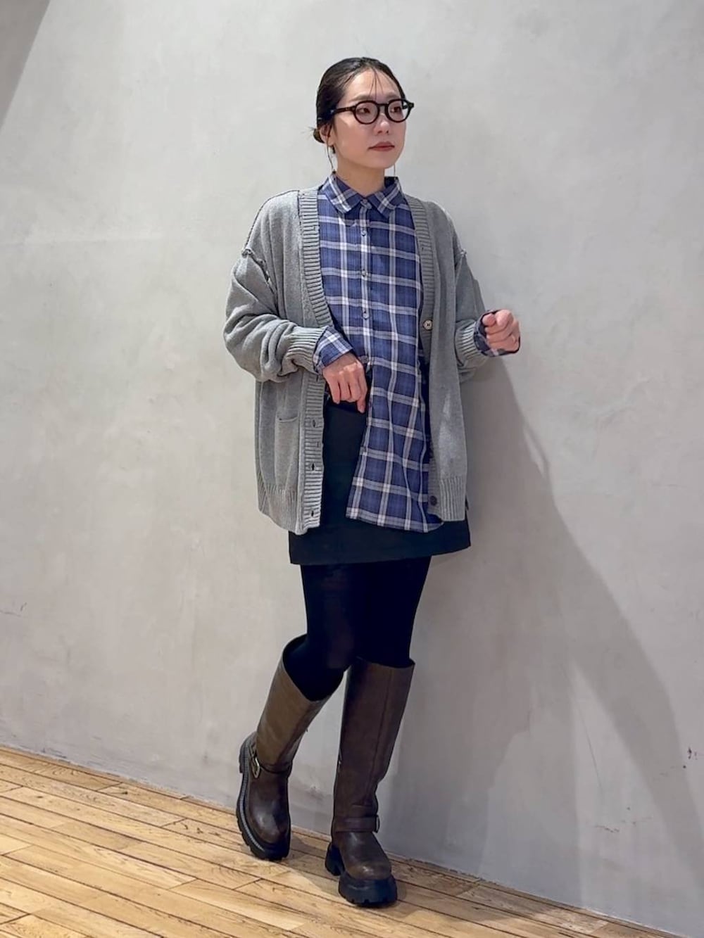 ブルー系のシャツ/ブラウス、ブラック系のスカート、グレー系のカーディガン/ボレロを着用したレディースの秋コーディネートの2枚目の写真