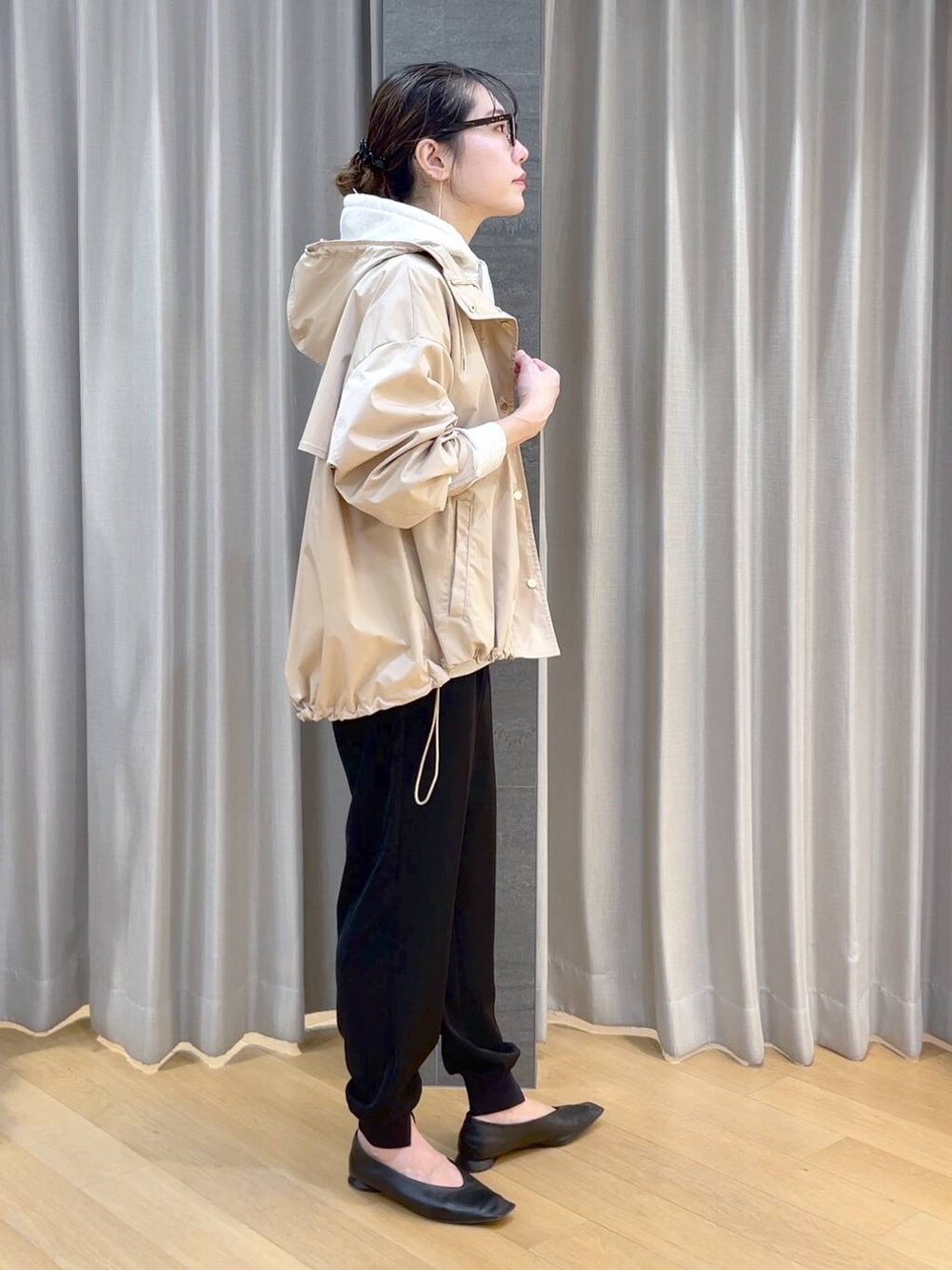 ブラック系のパンプス、ブラック系のその他パンツ、ベージュ系のパーカーを着用したレディースの冬コーディネートの4枚目の写真