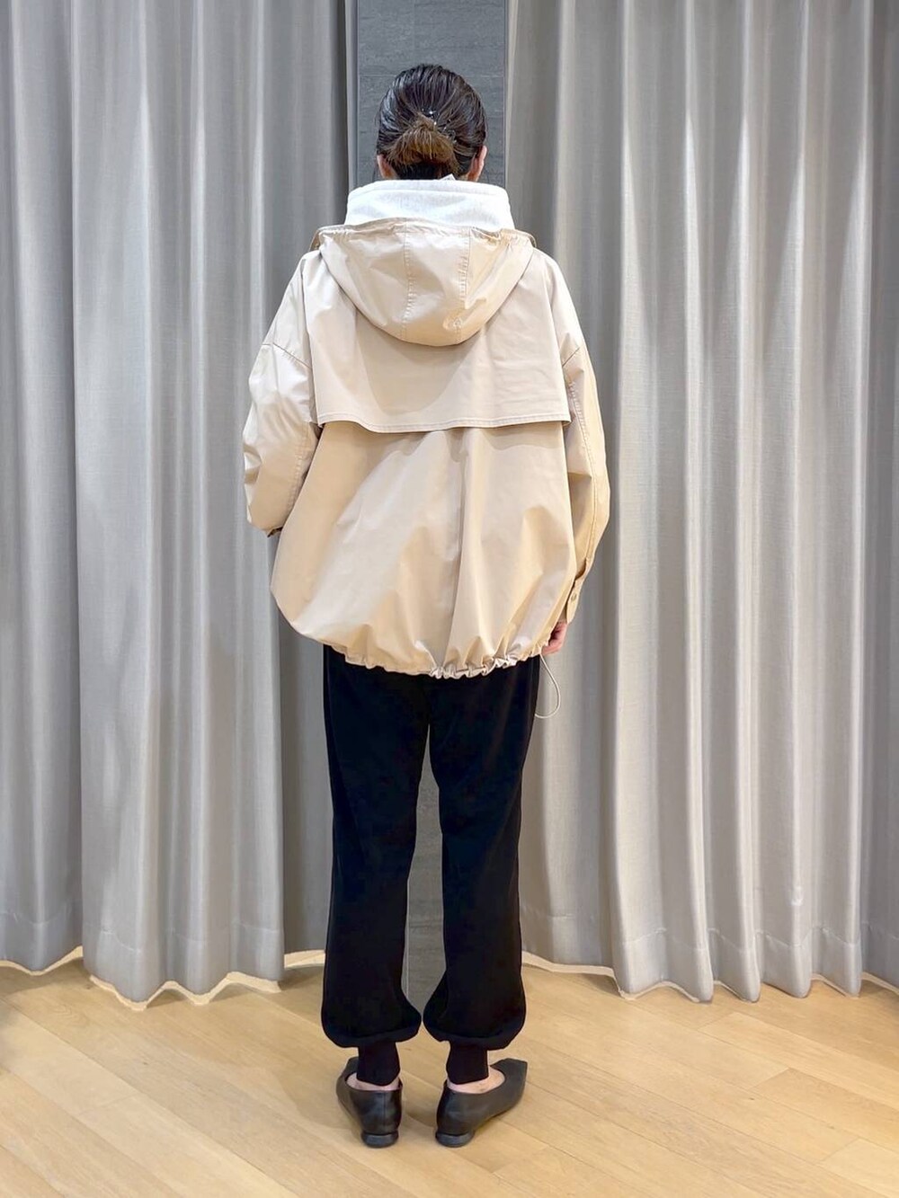 ブラック系のパンプス、ブラック系のその他パンツ、ベージュ系のパーカーを着用したレディースの冬コーディネートの5枚目の写真