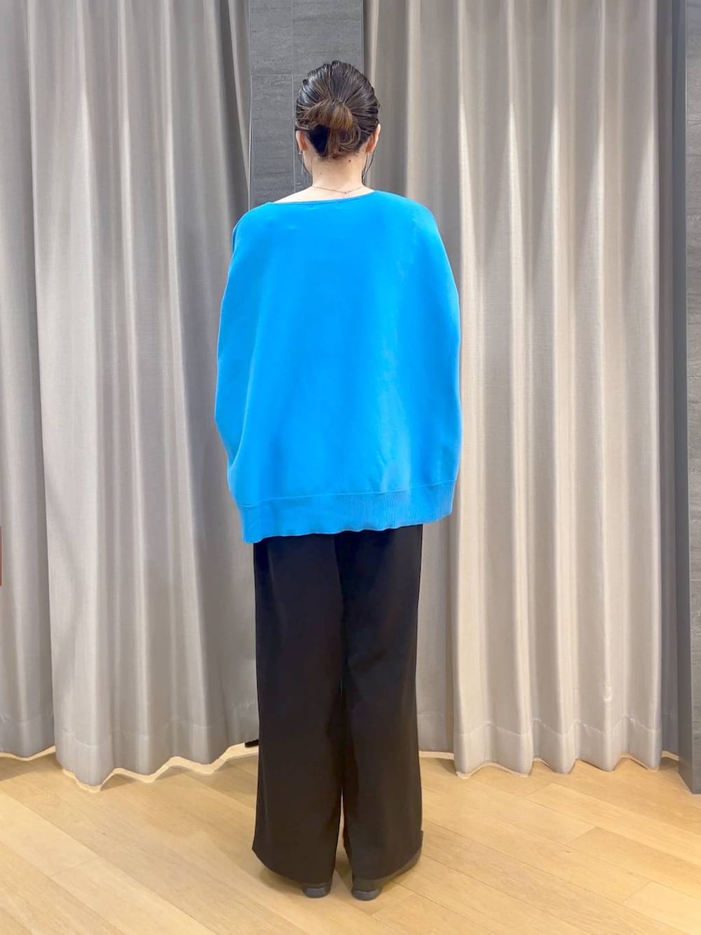 ブラック系のパンプス、ブラック系のスラックス、ブルー系のニット/セーターを着用したレディースの冬コーディネートの5枚目の写真