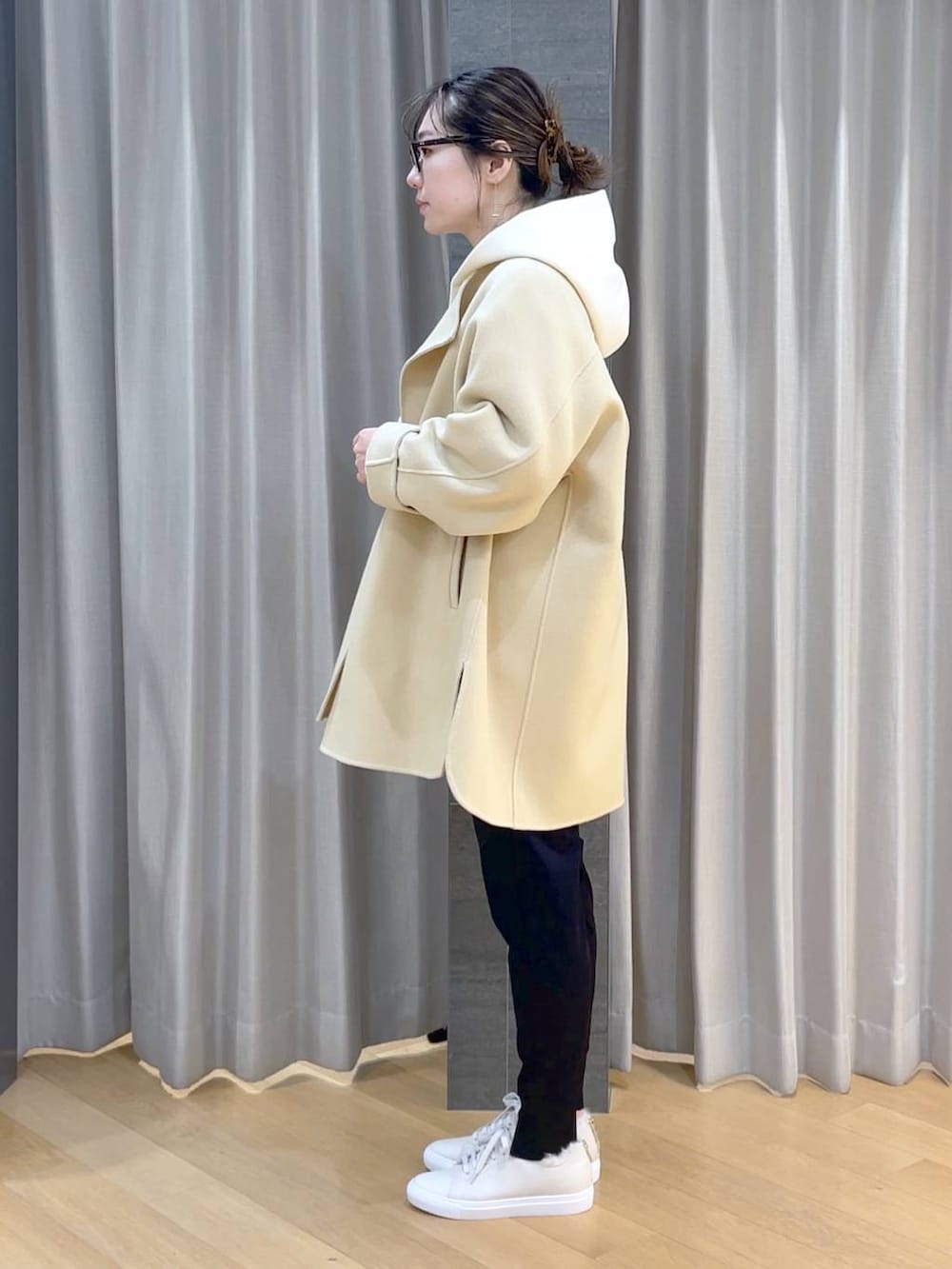 ベージュ系のノーカラージャケット、ブラック系のその他パンツ、ホワイト系のスニーカーを着用したレディースの冬コーディネートの4枚目の写真