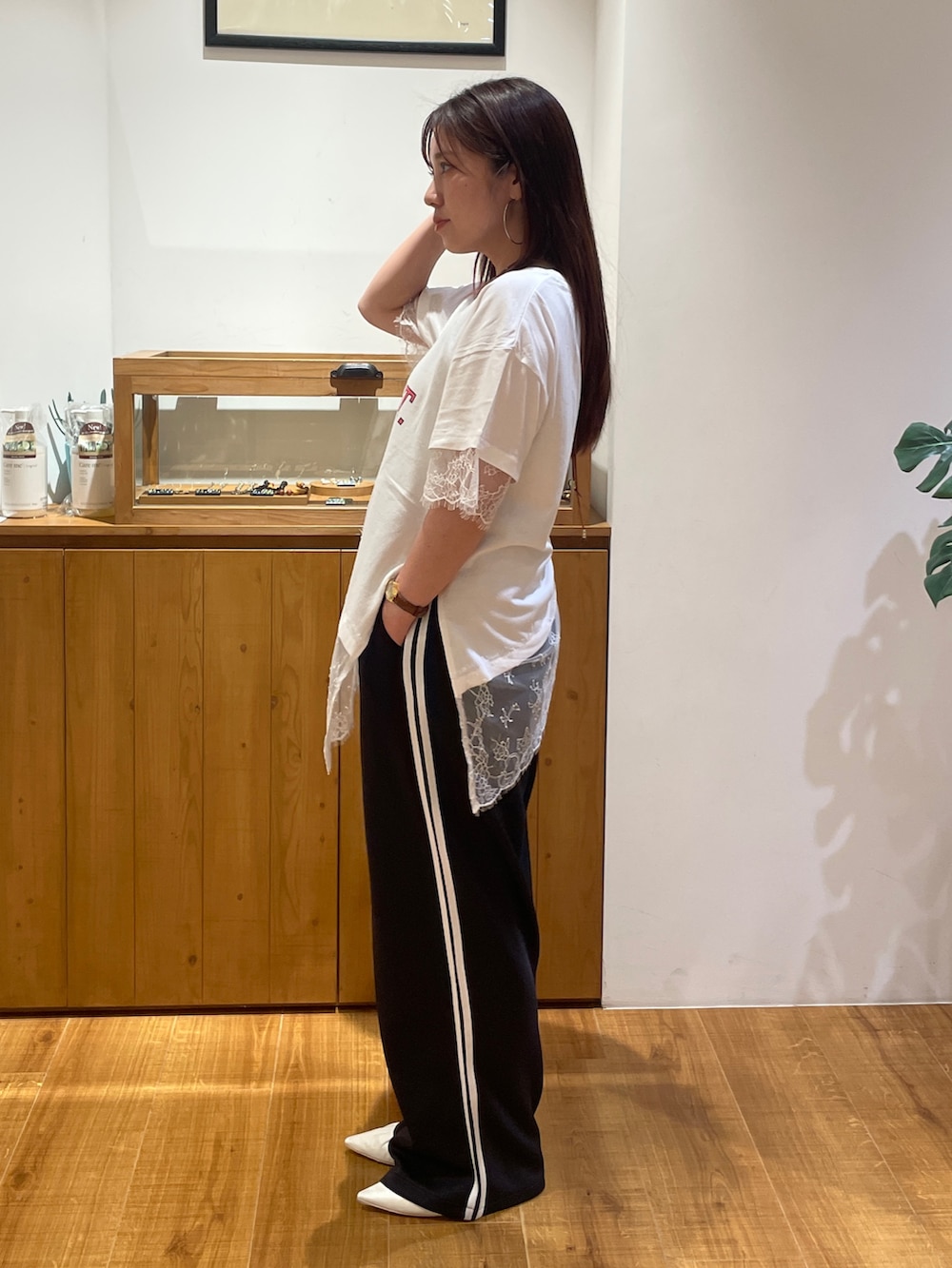 ホワイト系のTシャツ/カットソー、ブルー系のその他パンツ、ホワイト系のパンプスを着用したレディースの夏コーディネートの2枚目の写真